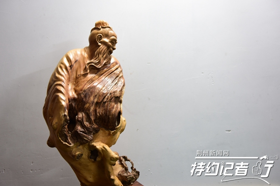 大山里的根雕艺术家,根雕艺术家展示原创根雕作品