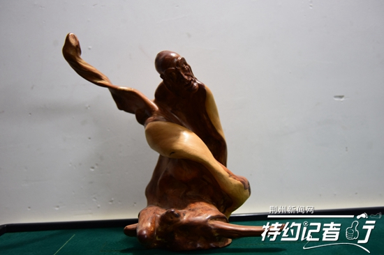 大山里的根雕艺术家,根雕艺术家展示原创根雕作品