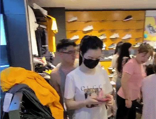 8月份门店鸿星尔克现状,贵人鸟和鸿星尔克对比线下实体店