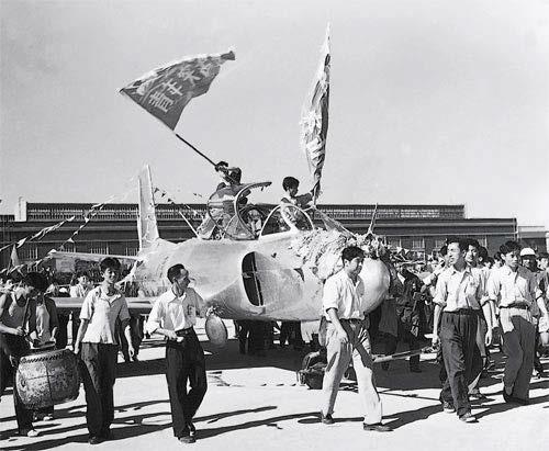 《早送银燕上青天》记录歼教1飞机的研制历程