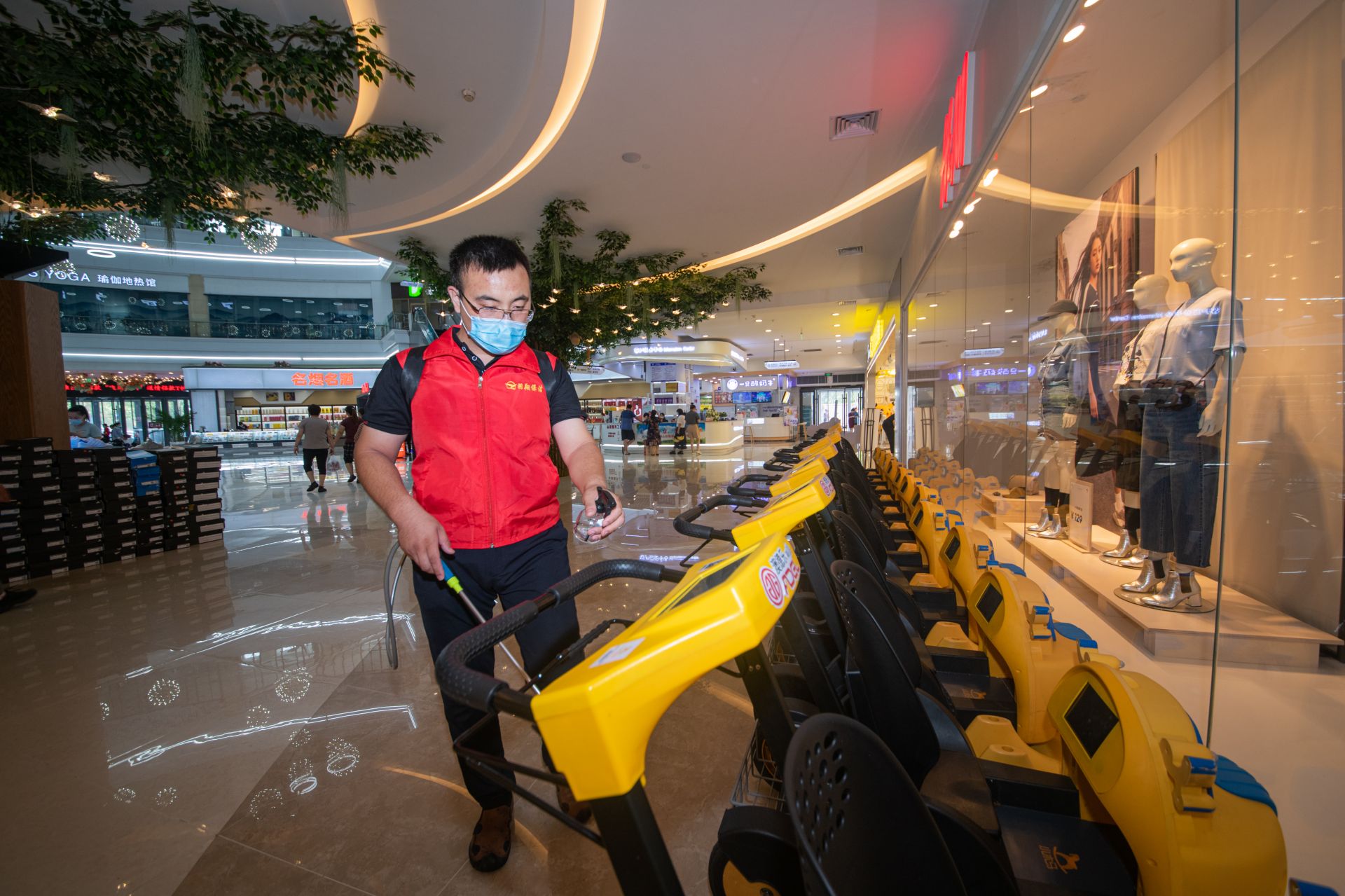 德报记者现场体验澳德乐时代广场消毒员的日常日行3万余步耗近200升消毒水