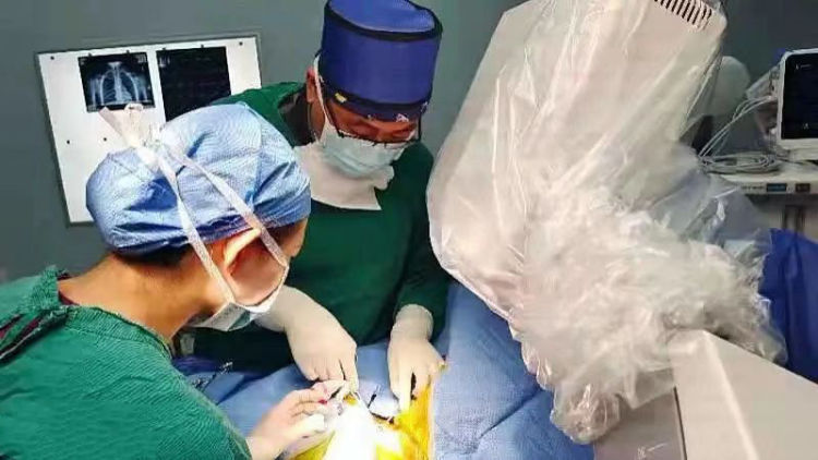 小女孩摔骨折手术,女童车祸骨折复位