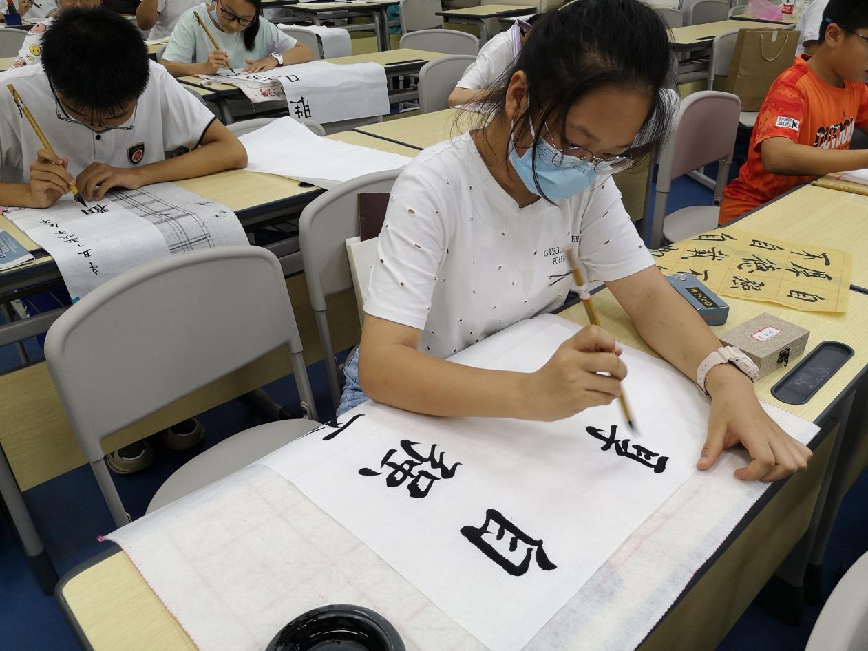 书法进校园翰墨飘香,书法讲座进校园翰墨飘香展风采