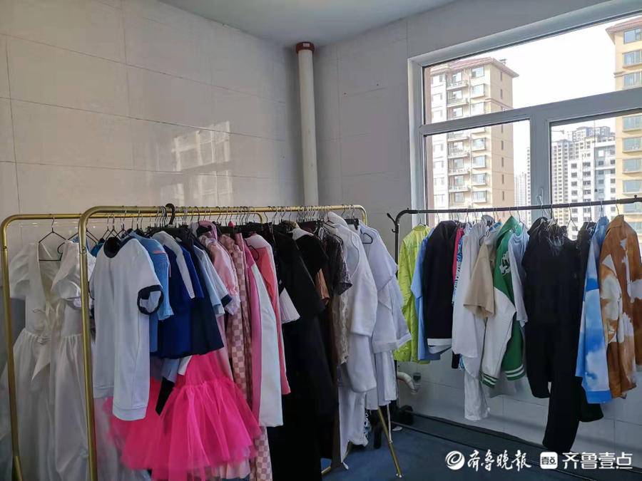 视频｜自助拍大片，年轻人追捧的换装自拍馆你体验过吗？