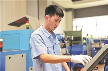 90后的高级技工,90后钳工小伙成大国工匠