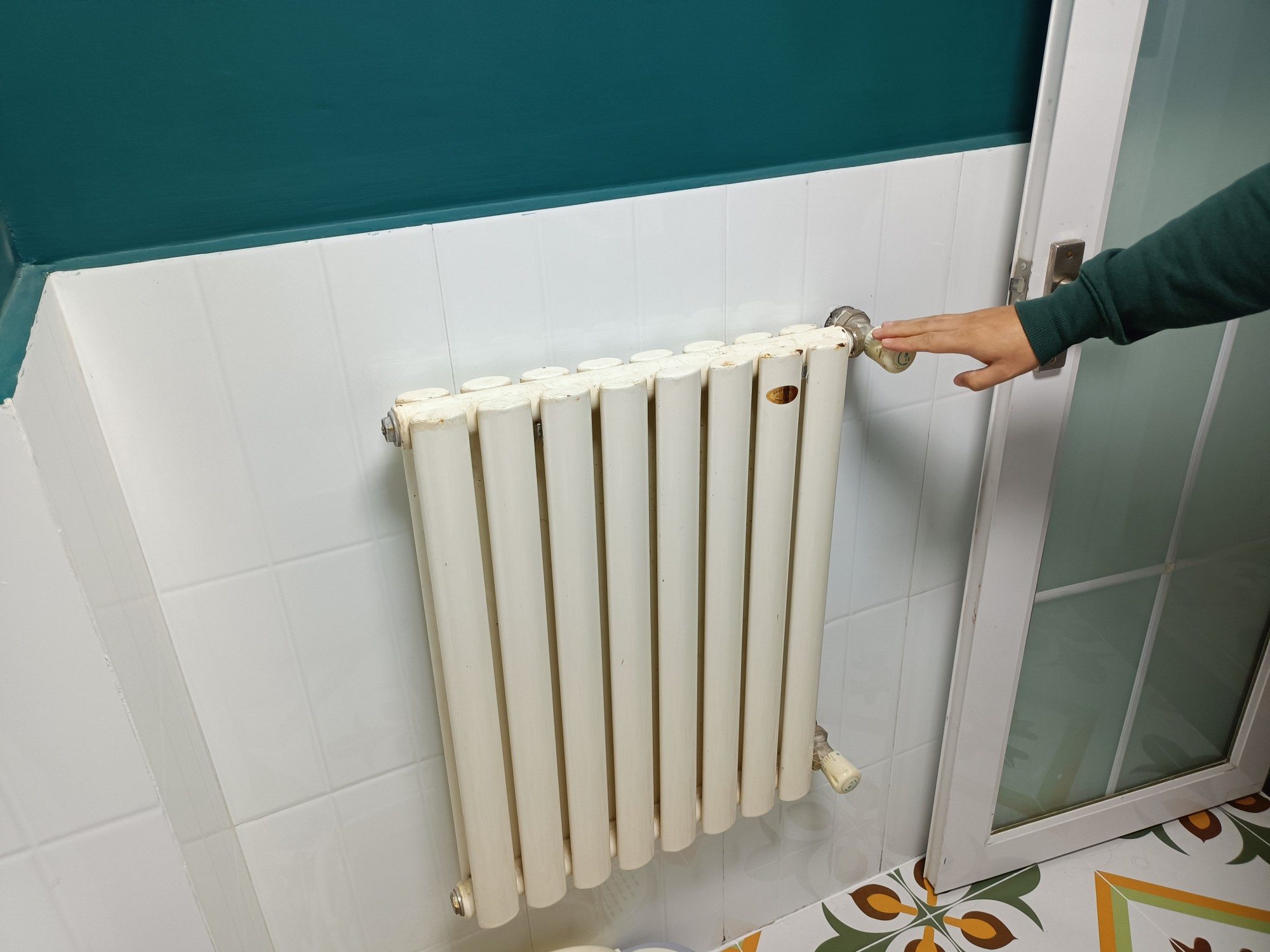 新装修的房子被供暖公司灌水淹了,供暖试压漏水谁负责赔偿