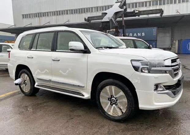 最新款柴油丰田兰德酷路泽到港！4.5T动力+四驱，售价与途乐看齐