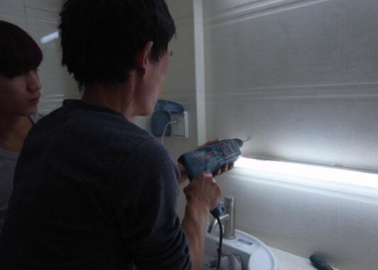 半开放式卫生间用什么镜柜,卫生间挂墙镜柜选什么材质的好