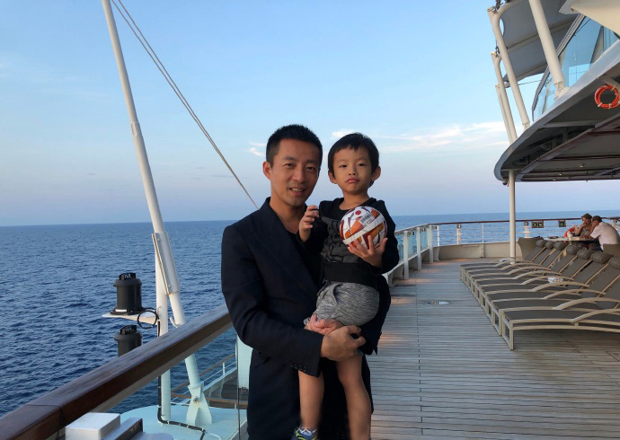 汪小菲晒儿子正面照，3岁汪希箖穿T恤可爱，长腿随爸，长相随大S