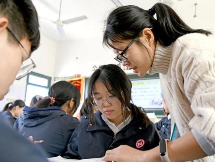 “民转公”时代到来，在职教师直接获得公办编制？教育部回应来了