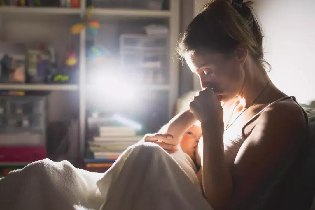 一出生拉肚子不知原因,刚出生十天的婴儿一吃就拉肚子