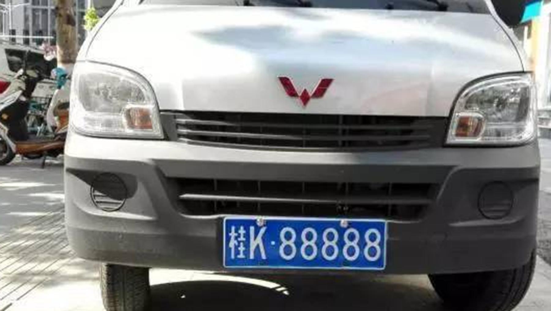 广西一辆3万的小货车火了!只因车牌备受关注,交警见了无话可说