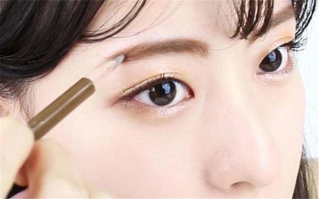 冬季卡粉浮粉起皮怎么办,底妆总是斑驳卡粉怎么护肤