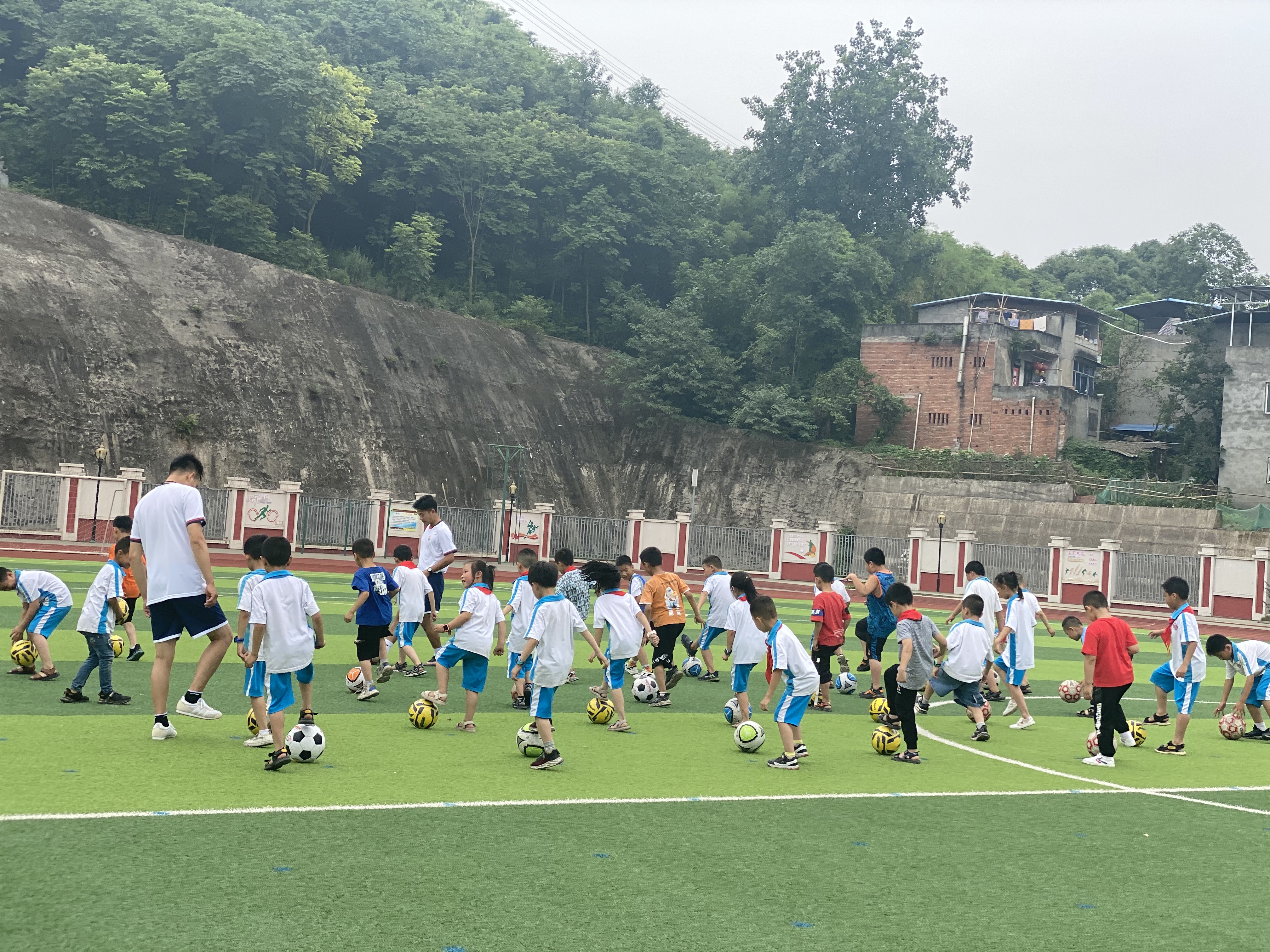 足球公益课走进简阳市新市小学