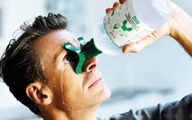 眼睛滴了502把眼皮烧烂了多久能好,眼皮被502胶水粘住教你一招解除