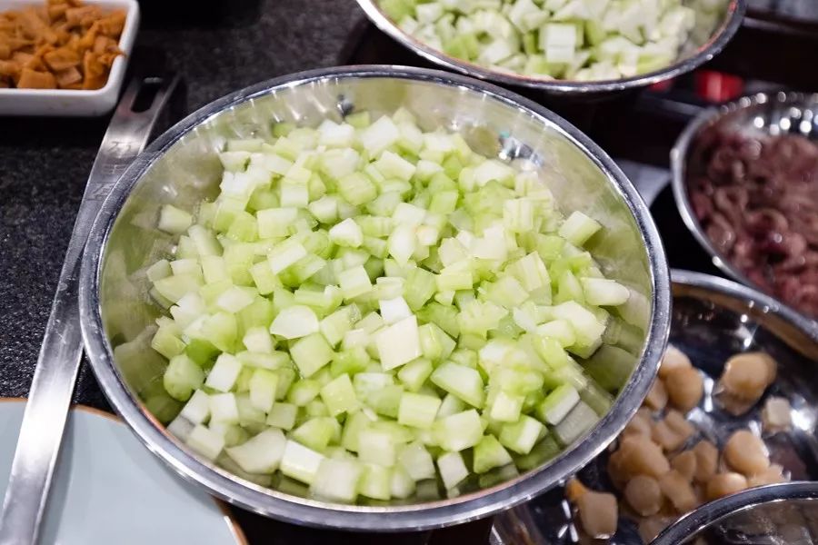 这家噗噗噗的粥底火锅店，稳就一个字