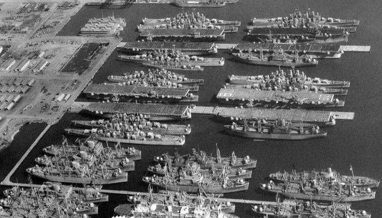 美国用1430个足球场存放4200架飞机，不仅随时待命还能拿来坑队友