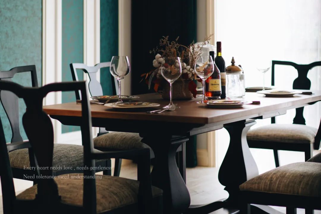 墨绿和酒红色搭配效果,墨绿色和红色搭配极简风