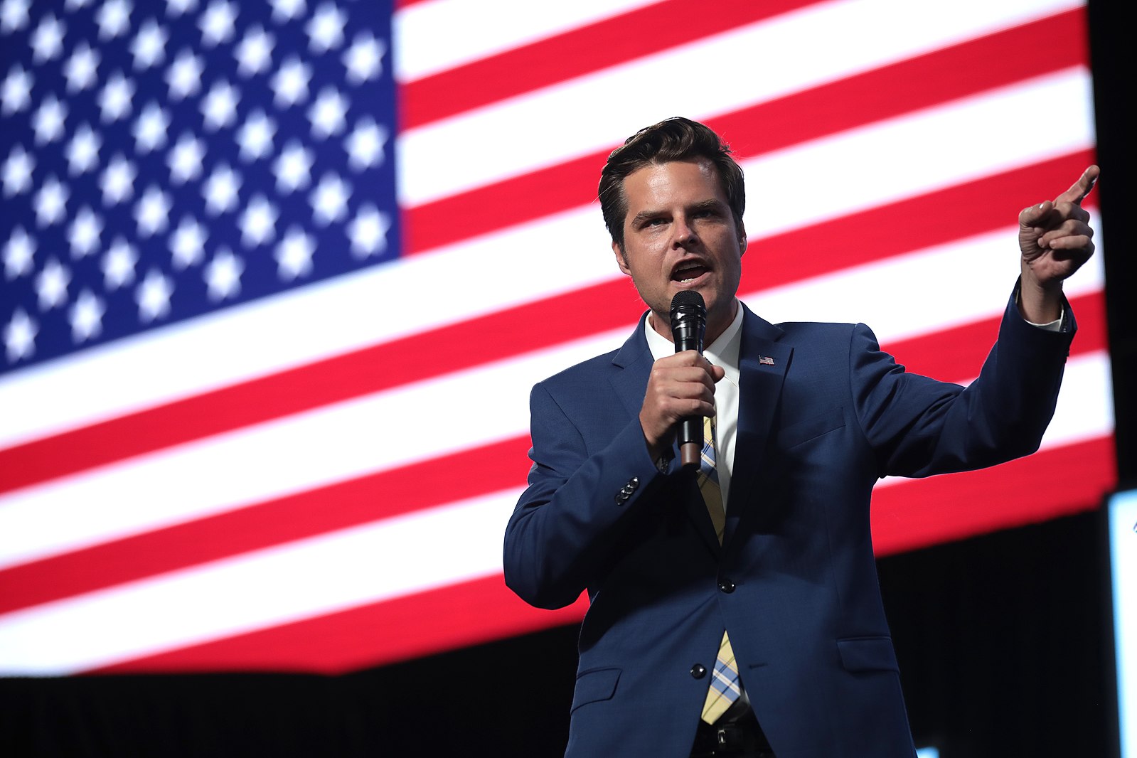 美国议员大玩*游戏性**，与保守女性和处女上床加分，辩称我不是和尚