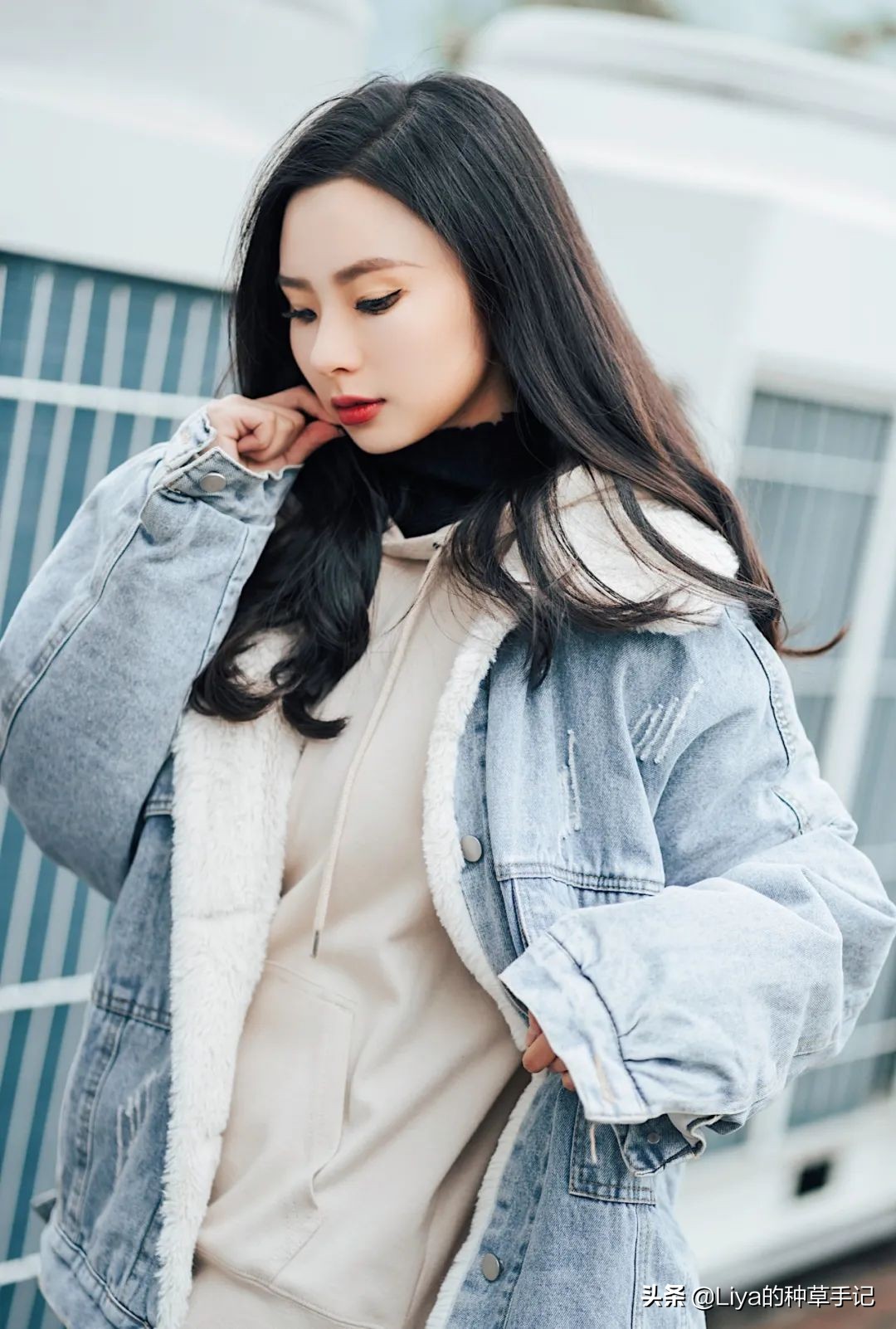 高领卫衣缩小领口的针法,卫衣小高领2018最时髦穿搭