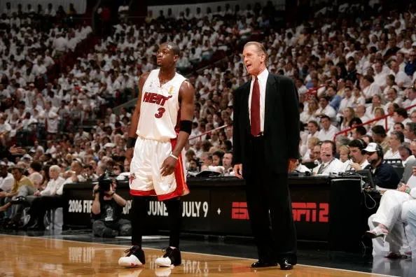 韦德退役球衣到场的巨星,韦德退役一周年闪电鲨组合