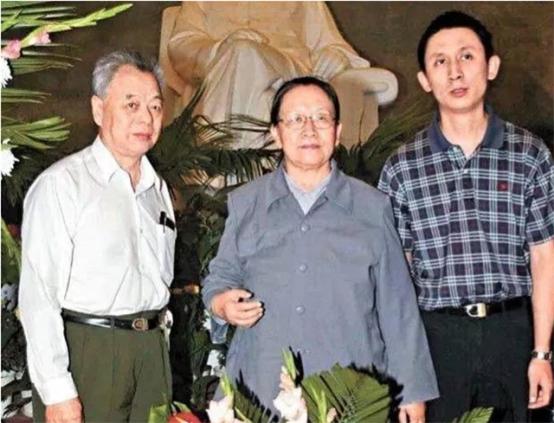 记者拍下照片，方知他是主席外孙，在亚运村当服务员拒绝组织帮助