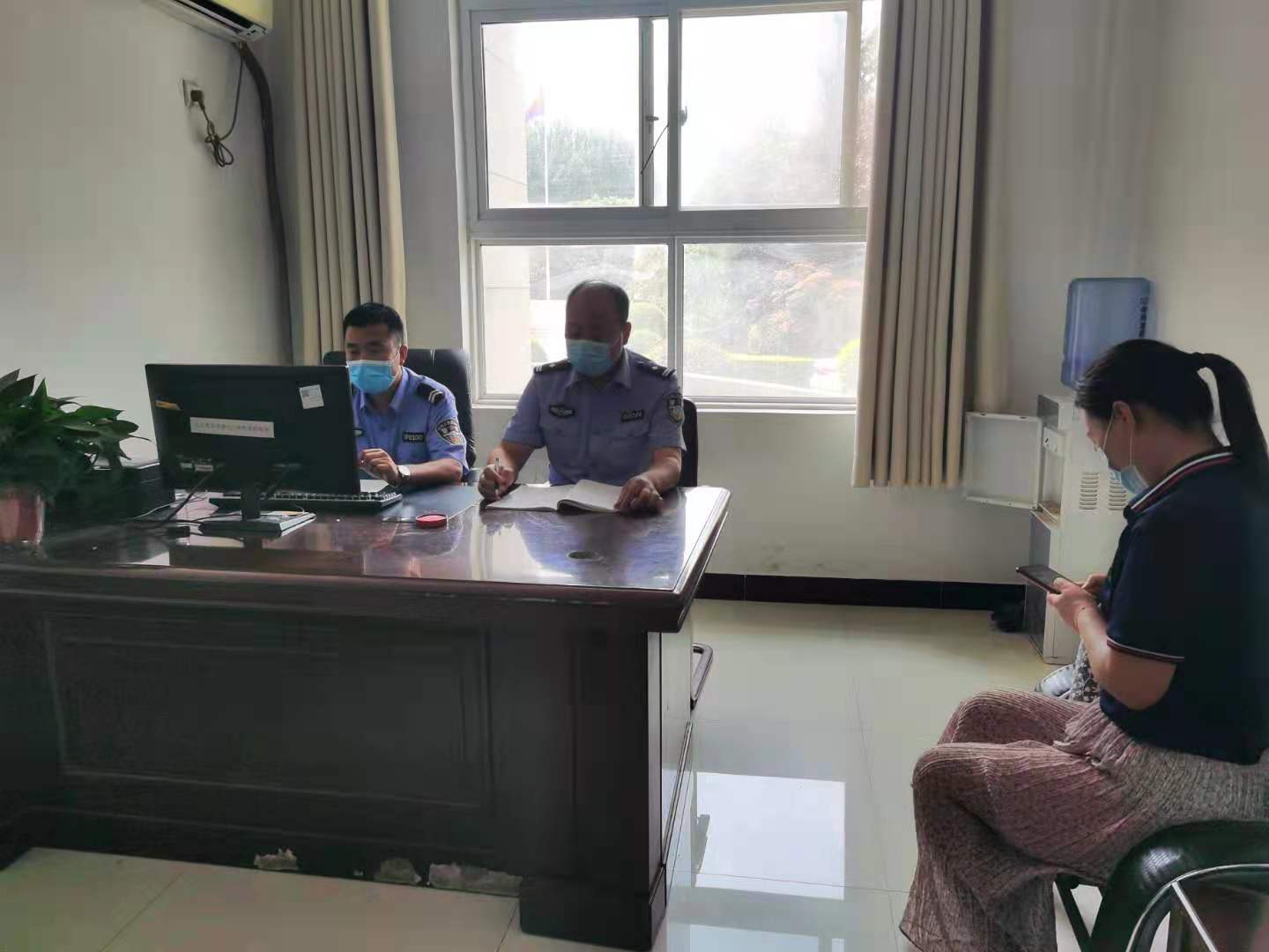 女子遭遇电信诈骗报警,女子遭电信诈骗民警及时上门劝阻