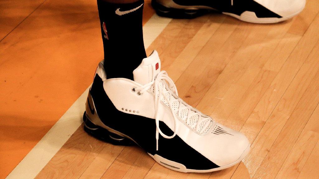 卡特当年骑扣两米大中锋的*用御**战靴你有机会买到了