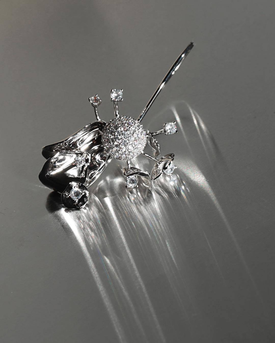 有时候质感就体现在小小的配件上，一件可以陪你穿梭日常的珠宝