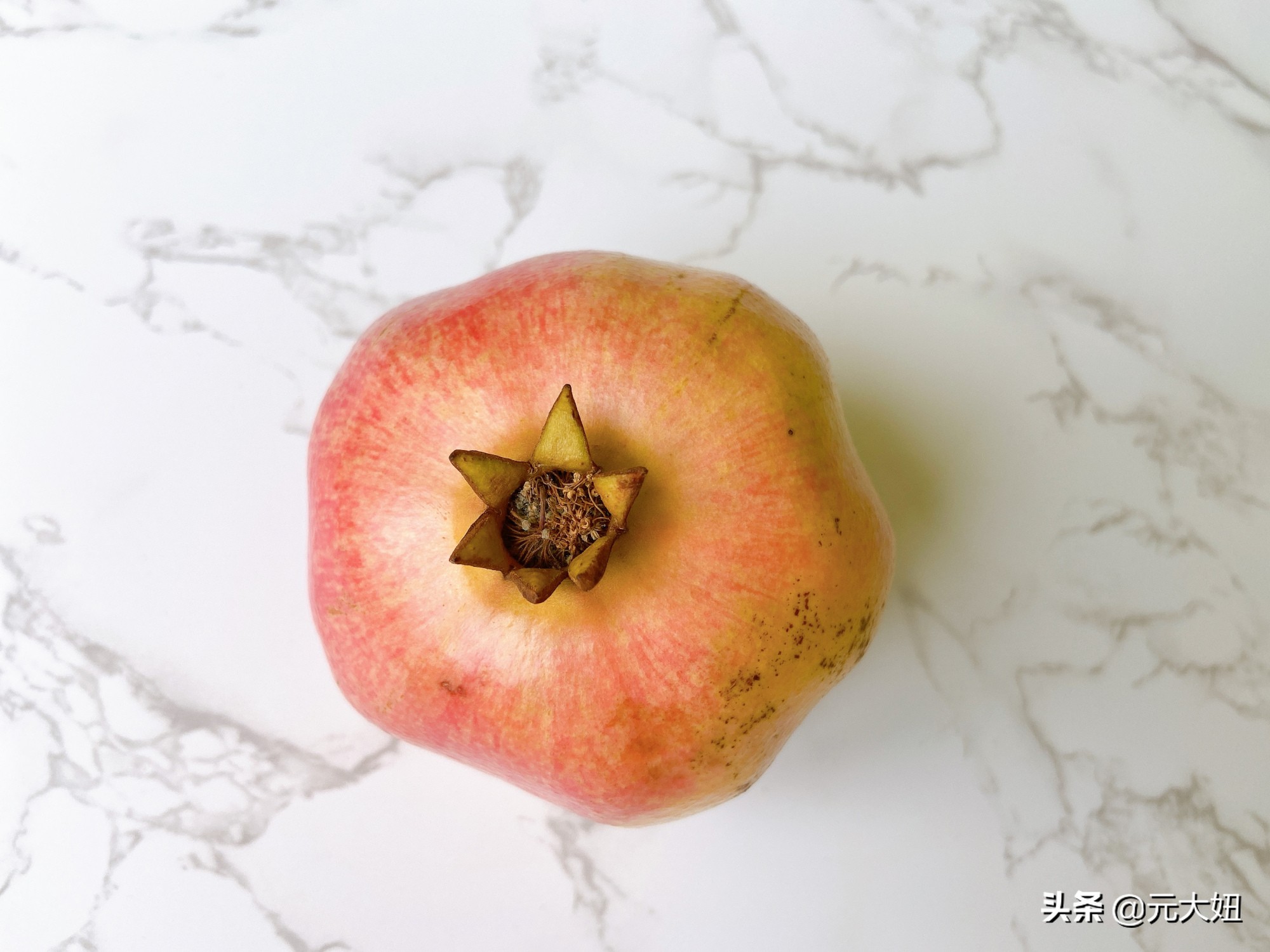 怎样挑石榴才又红又甜,石榴怎么挑哪种石榴甜一点