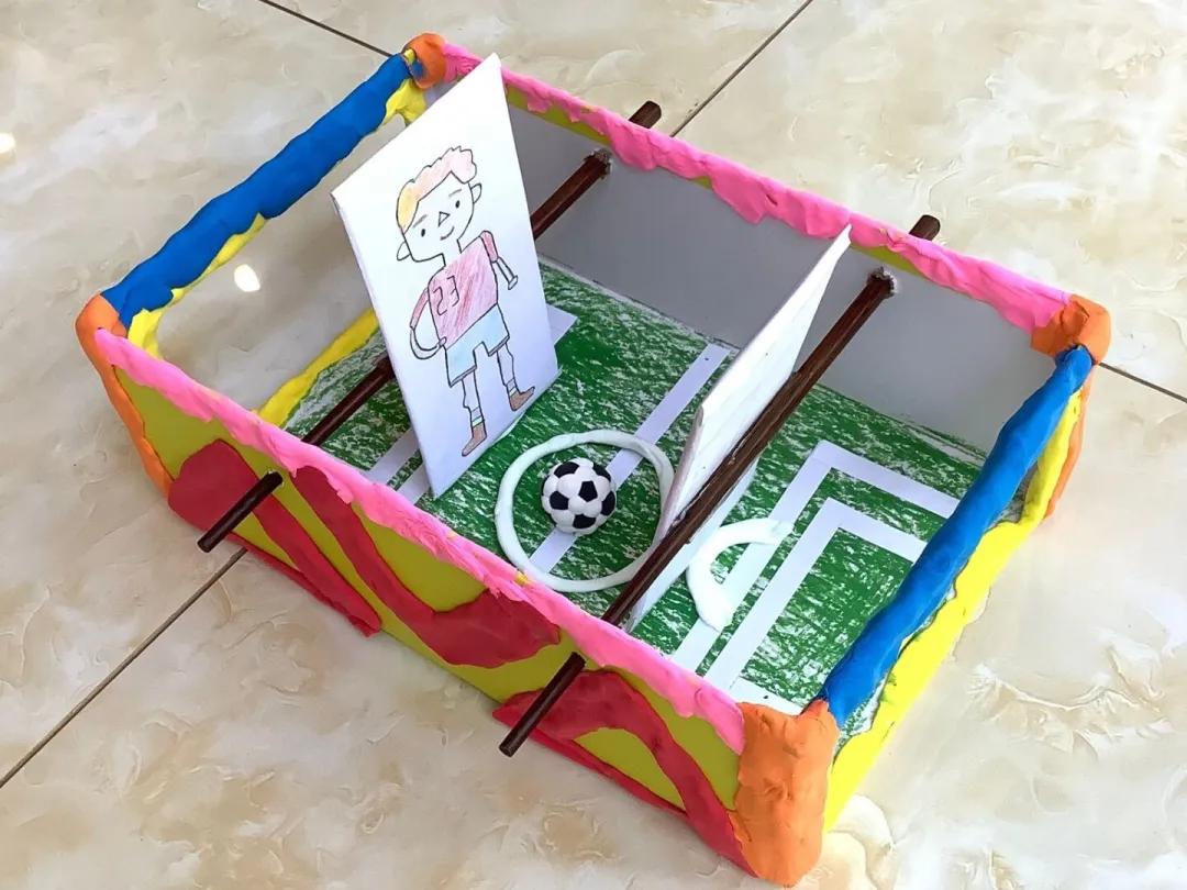 学校里面的足球比赛绘画,学校举行足球文化活动的绘画