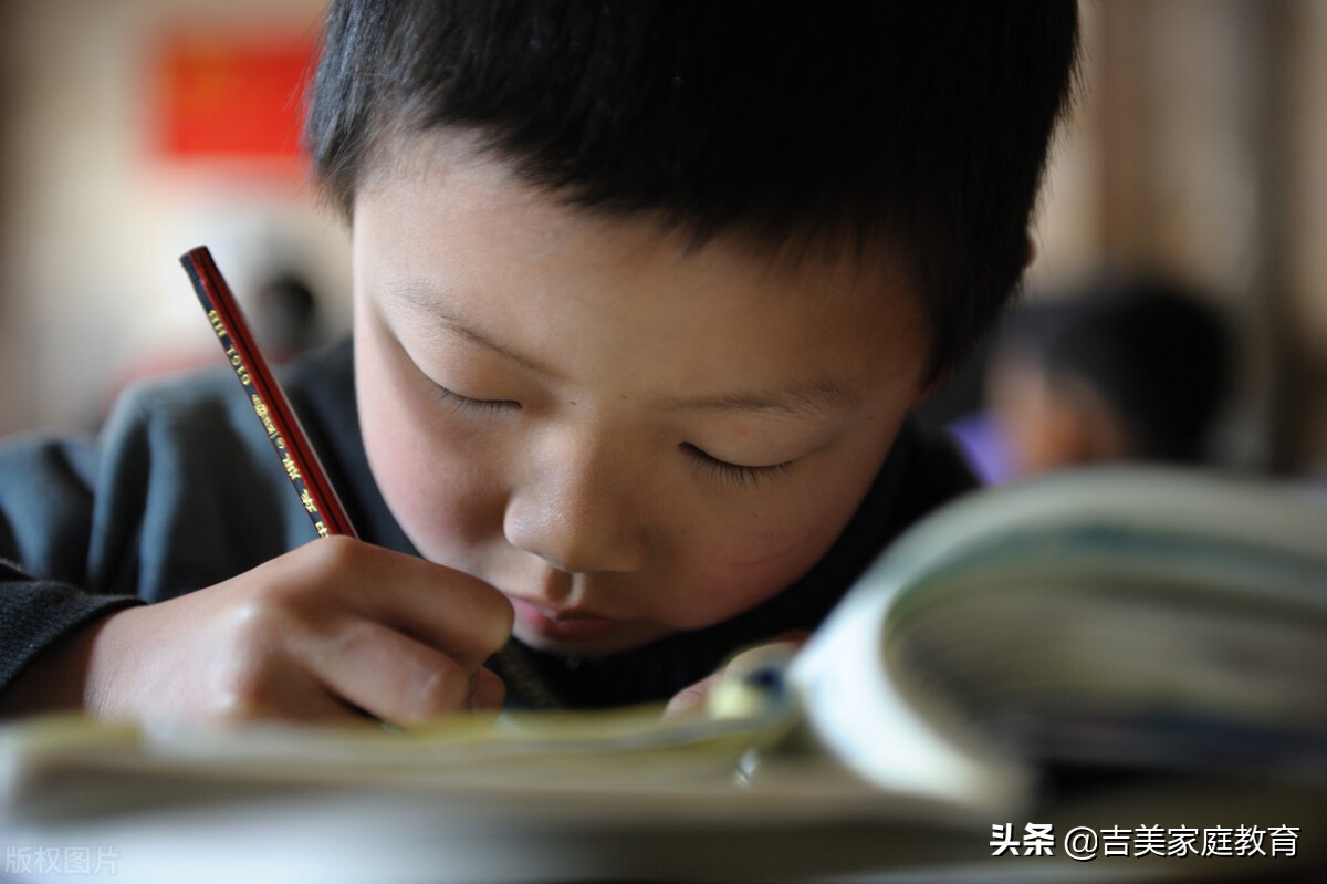 小孩长时间写作业头痛,小孩一写作业头就疼是怎么回事