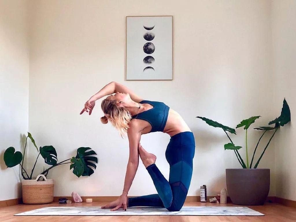 腹肌动作那么多，怎样练腹肌才可以事半功倍？4个虐腹动作满足你