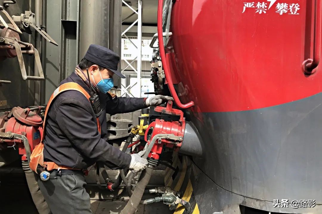 抗击疫情守护平安摄影征稿,战疫情保春运铁路警察在行动