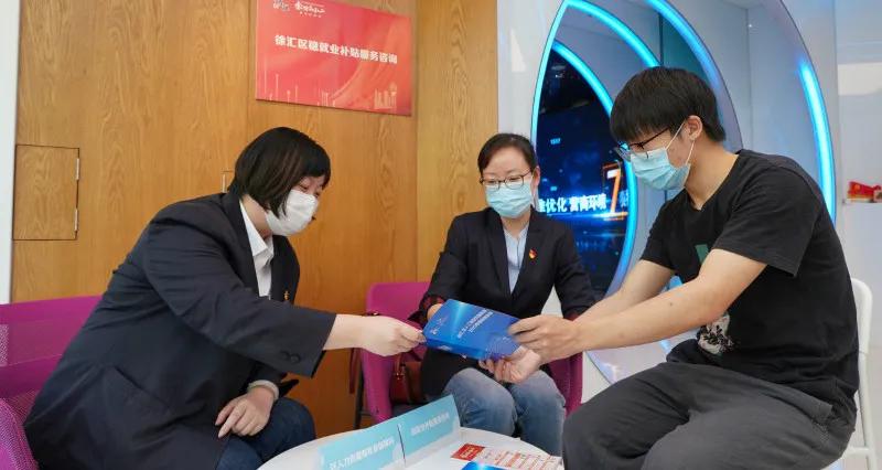 徐汇区*党**建引领助推优化营商环境，“金牌店小二”集中行动：“四史”学习源动力跑出徐汇“加速度”