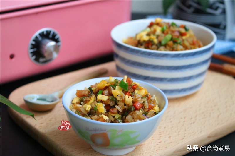 只用鸡蛋和剩饭做美食,一碗剩饭一个瘦肉