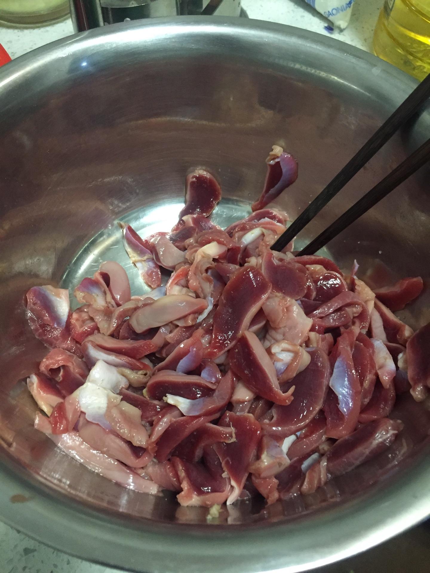 炒鸡胗子之前要不要焯水,炒鸡胗前需要焯水吗