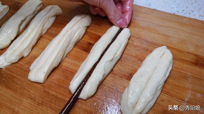 不用泡打粉能做出空心酥脆油条吗,油条怎么做酥脆松软无泡打粉苏打