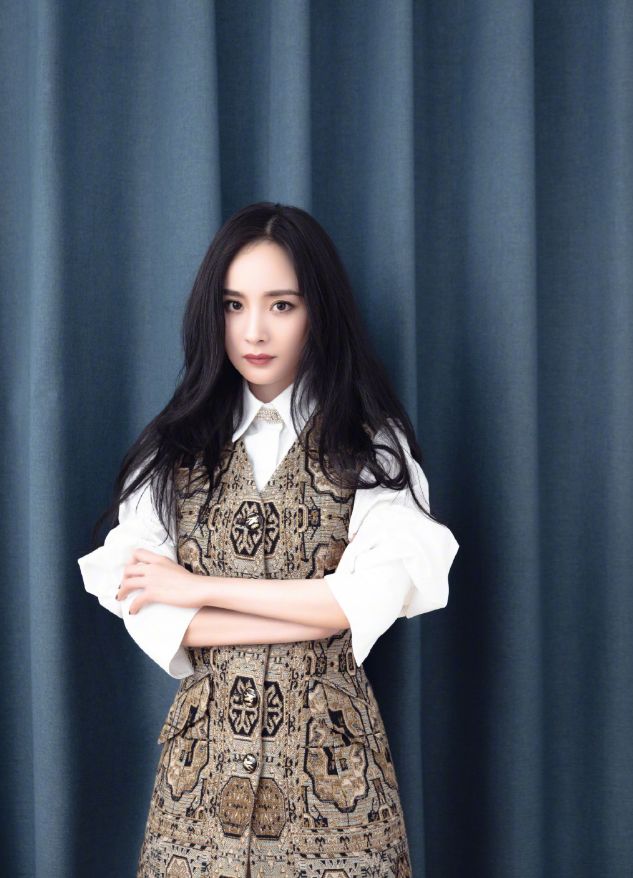 杨幂军装蜂腰,杨幂穿背心腰细腿长