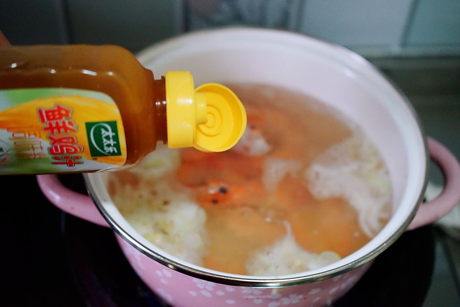 冬季做汤味不鲜，口感寡淡？那是调味汁没用对，这有一招鲜的窍门