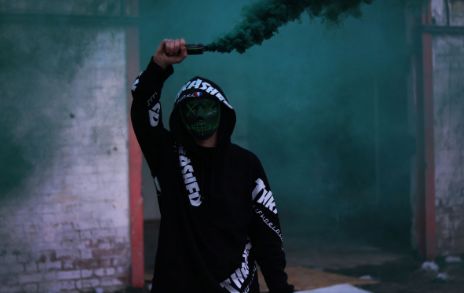 撸贷大军、“714高炮”：一次撸几百个超利贷，下款50万买车买房