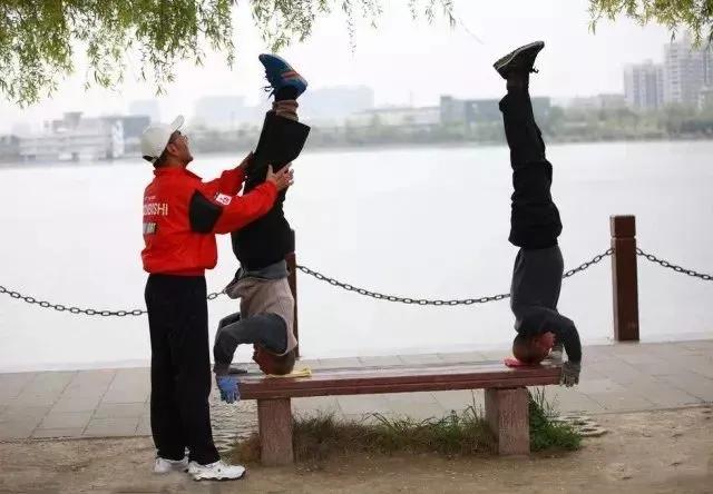 丁大爷,60多岁大爷练习瑜伽像20岁小伙子