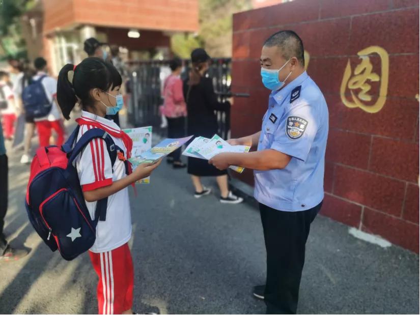 法治宣传进校园护航青春伴成长,法治护航健康成长普法进校园