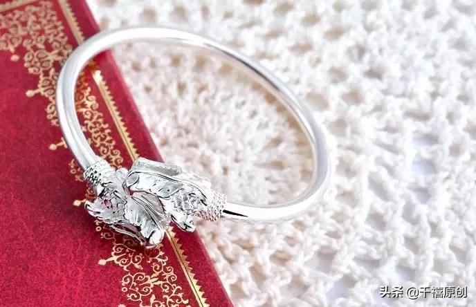 金镯子戴不进去可以压扁吗,金镯子为啥不要买空心的