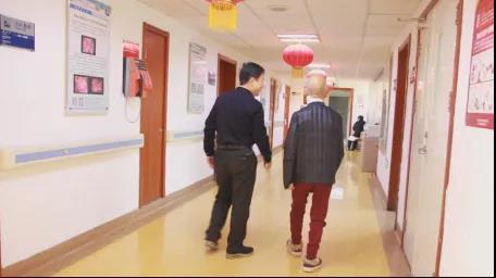 80岁了颈动脉狭窄还有手术必要吗,80岁颈动脉狭窄90%可以保守治疗吗