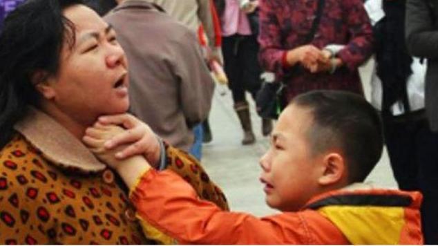 孩子买糖大哭大闹,女儿要买糖哭闹打滚挨打了