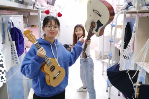 寝室最好是选上铺还是下铺,学生寝室住下铺好还是上铺好