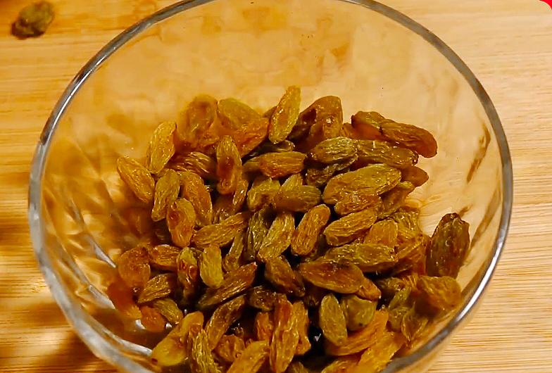 葡萄干怎样洗才干净又好吃,葡萄干用清水洗了再烤干行吗