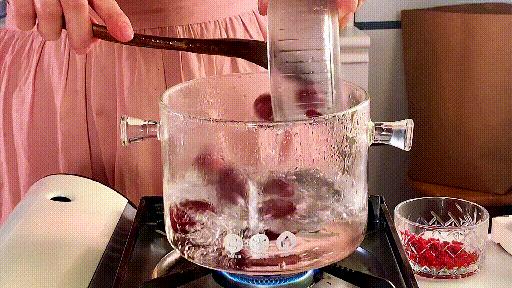 三月女人节带你制作几款美颜甜品,做个美味的花胶炖牛奶