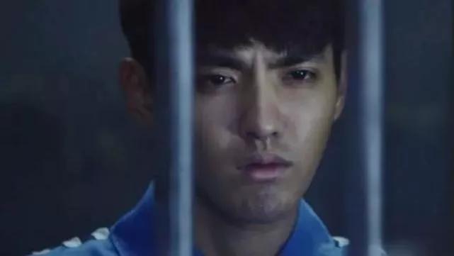 接触吴亦凡现状：一个人住在六平方米的单间里，瘫倒在地睡着了